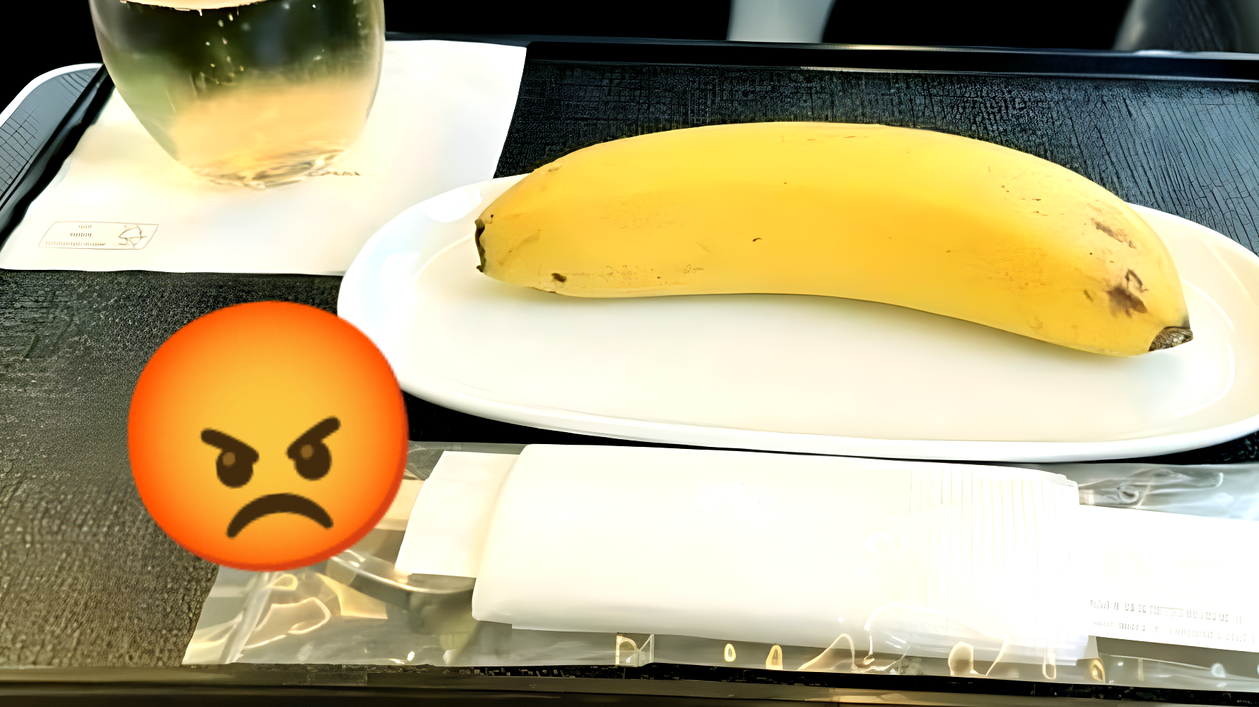 Scandalo in volo: ordina un pranzo vegano e gli danno una banana. La compagnia chiede scusa per il disguido n