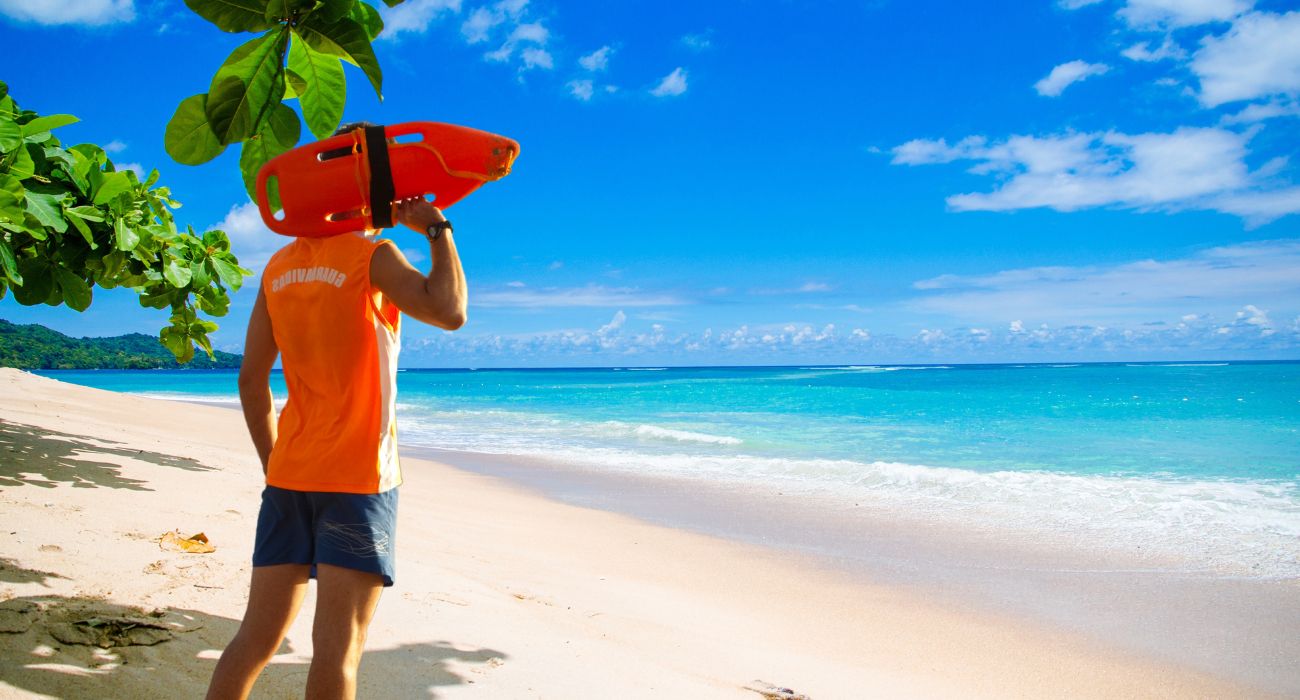 Il bagnino che cade in acqua: la storia