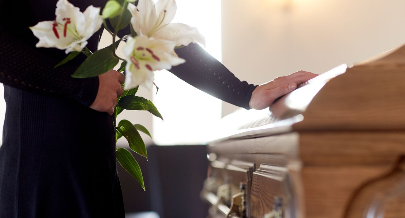 Malata di cancro organizza il finto funerale