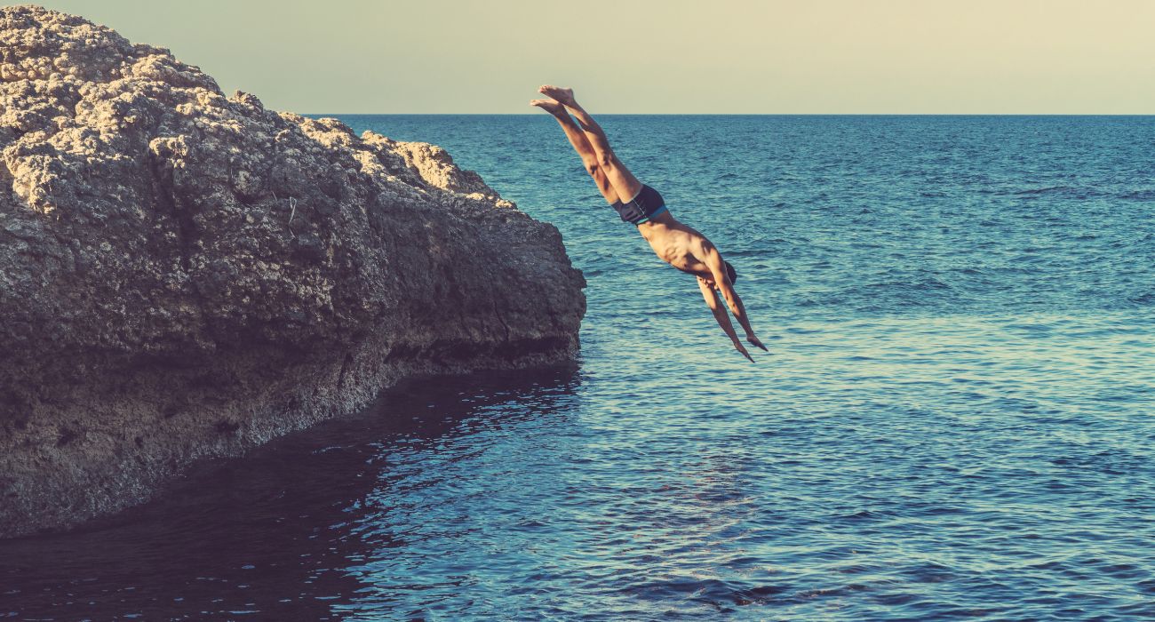 Il tuffo con la scala: cose mai vista nelle acque di Napoli