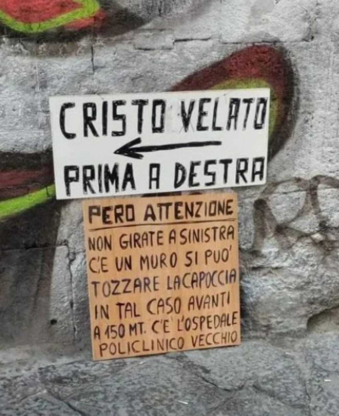 Napoli, sul muro spunta lavviso più esilarante di tutti: Non girate a 