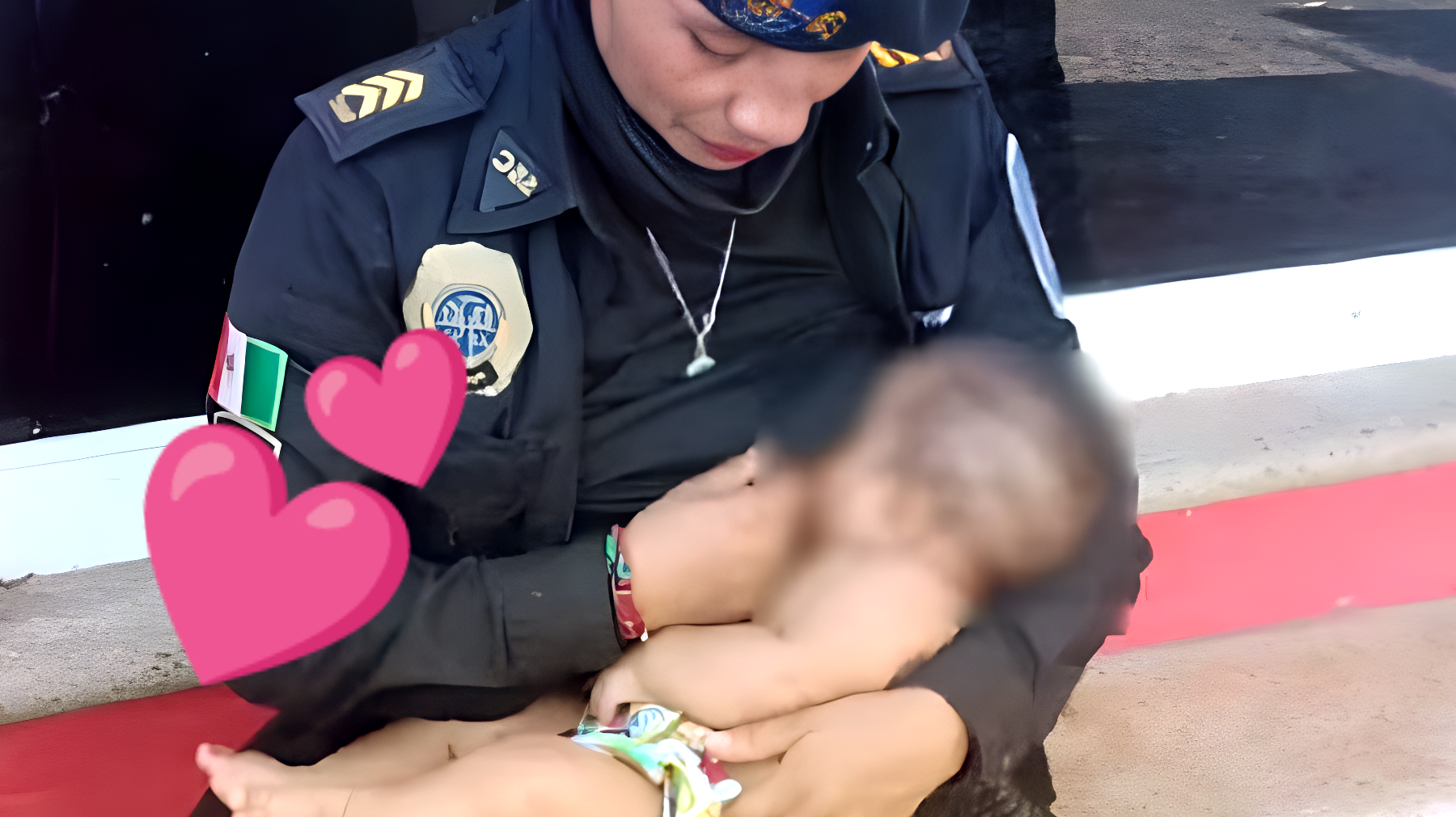 La poliziotta commuove il mondo: il gesto di umanità che l'ha portata alla promozione. "Ho pensato ai miei figli"